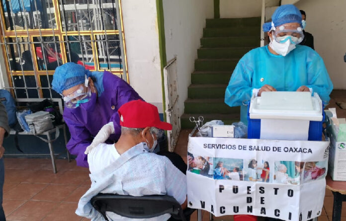 Arrancó vacunación a adultos mayores en la Agencia Dolores, por personal del Centro de Salud de Volcanes.