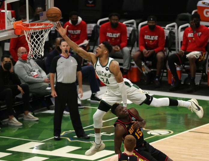 Giannis Antetokounmpo durante el encuentro. Foto: Afp.