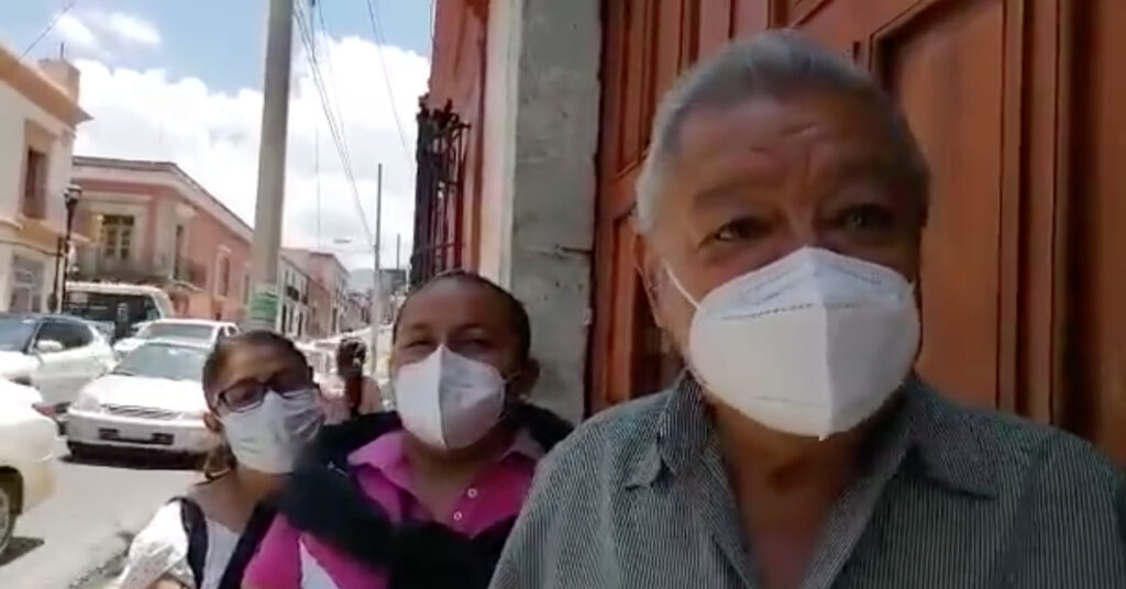 César Marino López, manifestante denunció que solo quieren que les paguen la deuda que tienen con ellos. Foto: Twitter.